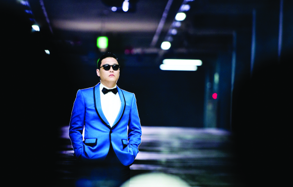 PSY в голубом костюме