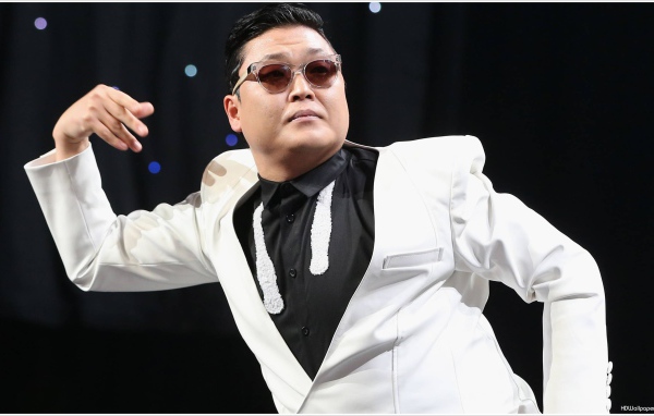 PSY в белом пиджаке