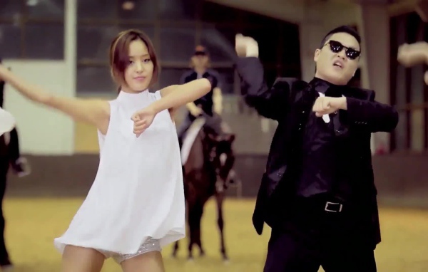 PSY танцует с девушкой