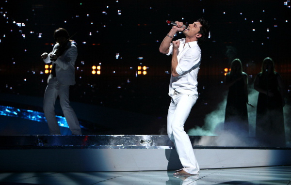 Исполнитель Дима Билан на концерте