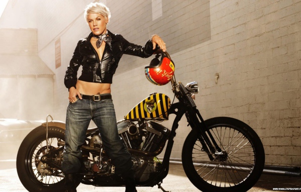 Pink около байка