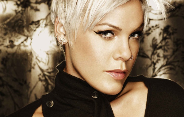 Pink загадачно смотрит