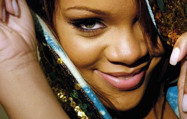 Rihanna привлекательная улыбка