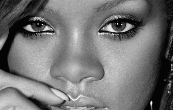 Rihanna глаза крупным планом