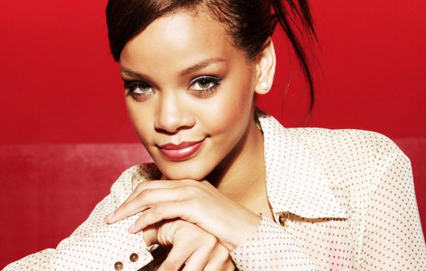 Rihanna в белой рубашке