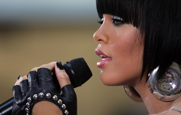  Рианна поет свою последнюю песню