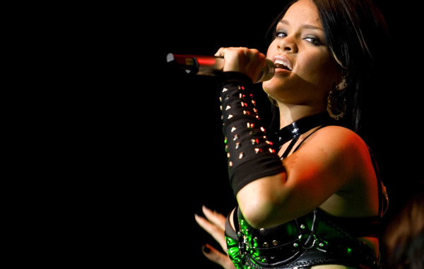 Рианна поет свою новую песню