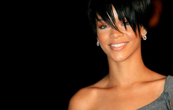  Rihanna с милой улыбкой