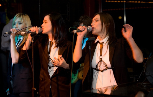 Группа Серебро исполняет песню Mi mi mi