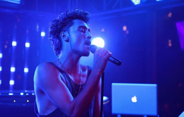 Певец Дима Билан поет песню Малыш