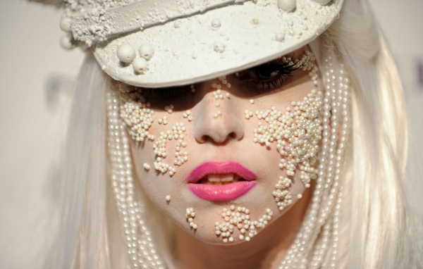 Певица Леди Гага в бусинках