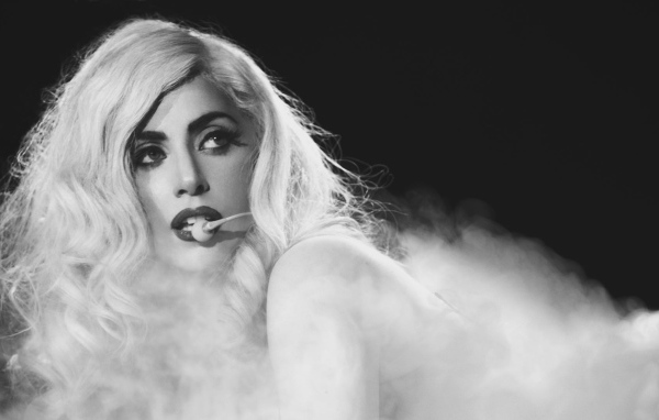 Певица Леди Гага выступает