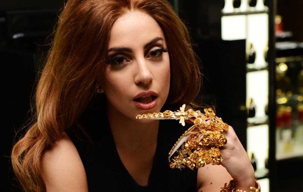 Певица Леди Гага с коричневыми волосами