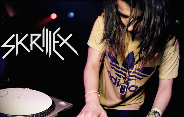 Skrillex в Adidas желтой футболке
