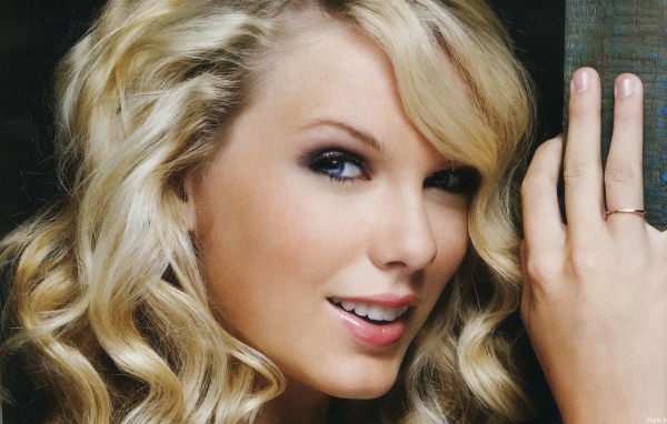 Taylor Swift красивая блондинка