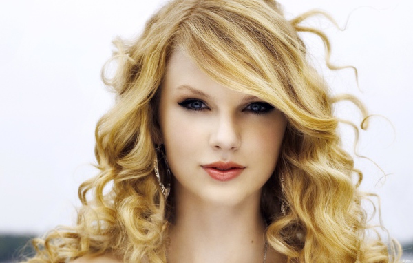 Taylor Swift милой улыбкой