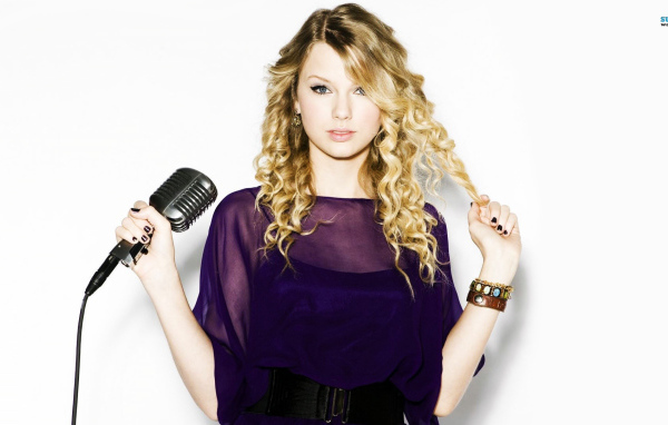 Taylor Swift в фиолетовом платье