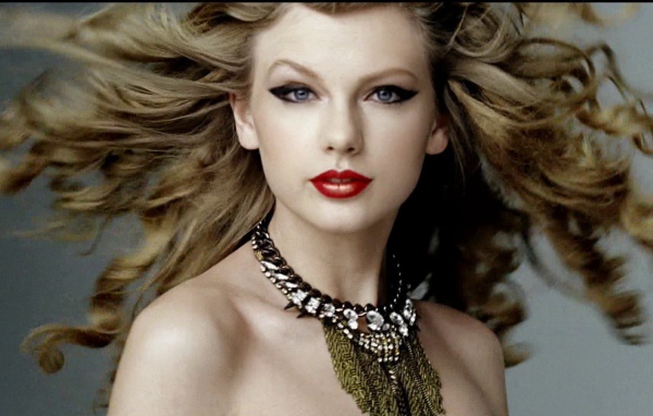 Taylor Swift выглядит как Клеопатра