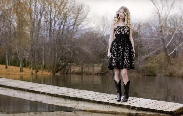 Taylor Swift на мосту