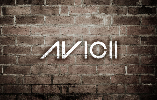Avicii на фоне кирпичей