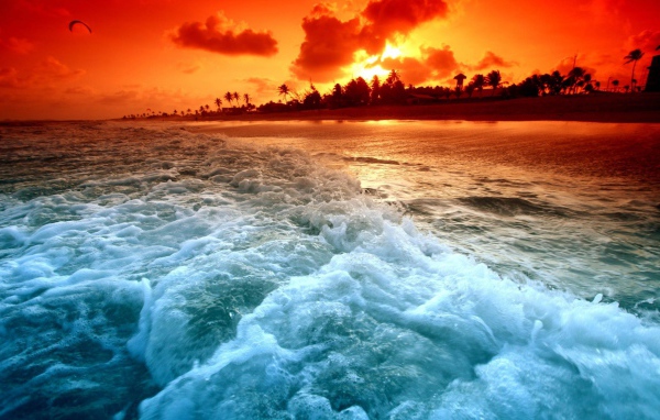 Пляж на закате в тропиках