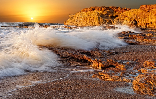 Волны накатывают на пляж