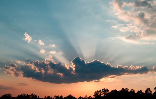 Лучи солнца из облака