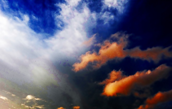 Белые и желтые облака