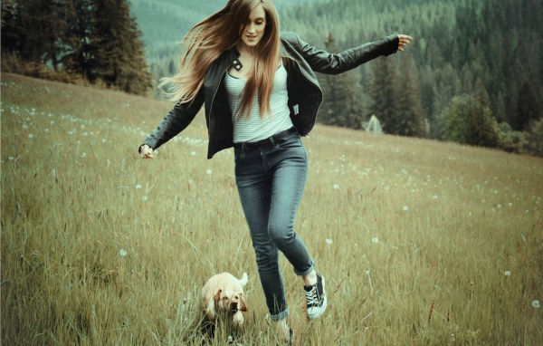 Девушка с собачкой бежит по полю