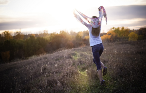Девушка с платком бежит по полю