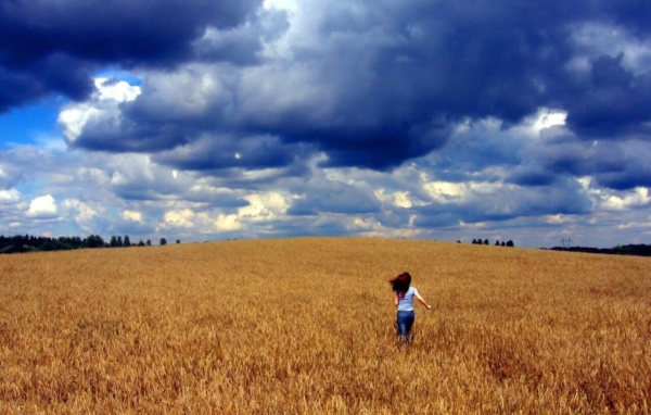 Девушка бежит по полю