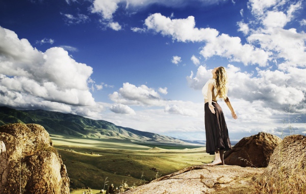 Девушка на просторах родной природы