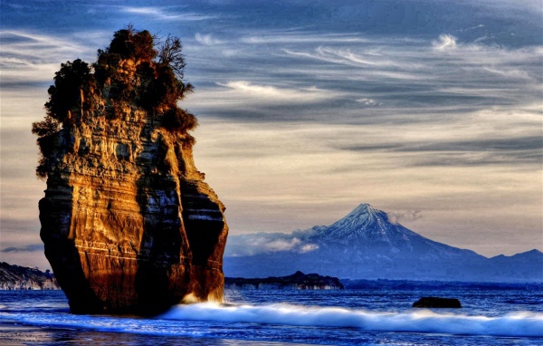 Очень высокий остров на море