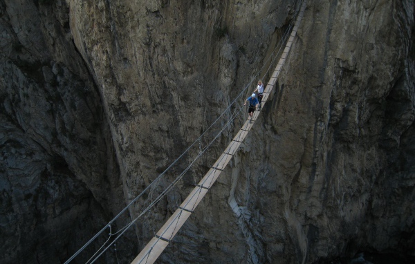 Подвесной мост через пропасть