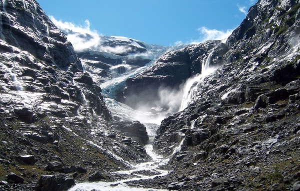 В горах тают ледники