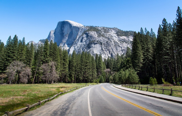 Пейзаж с горной дорогой
