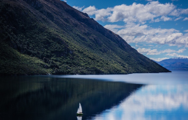 Склон горы у озера