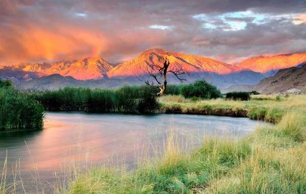 Горы и река на закате