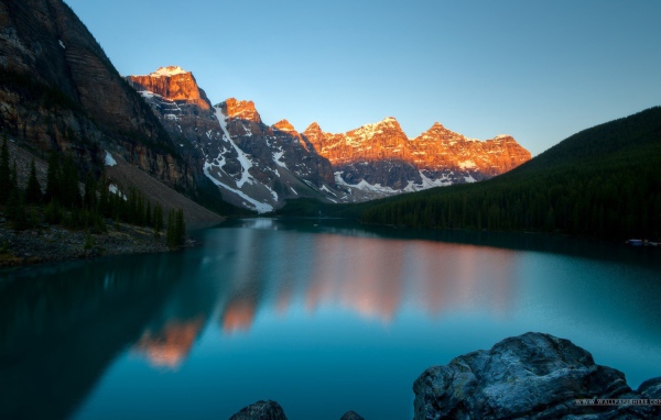 Горное озеро на рассвете