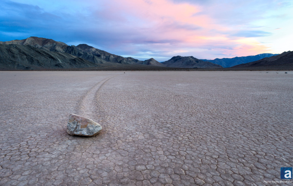 Фотография камня на фоне гор