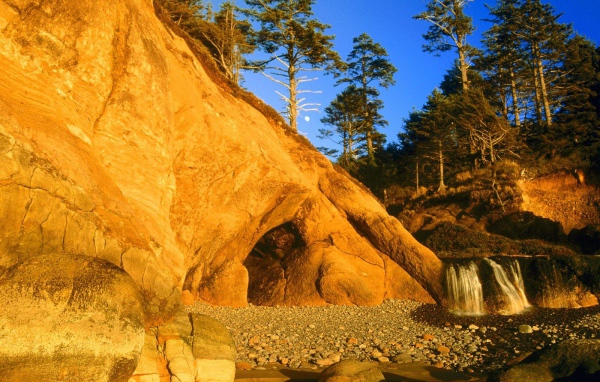 Скала с пещерой