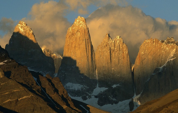 Скалы освещенные солнцем