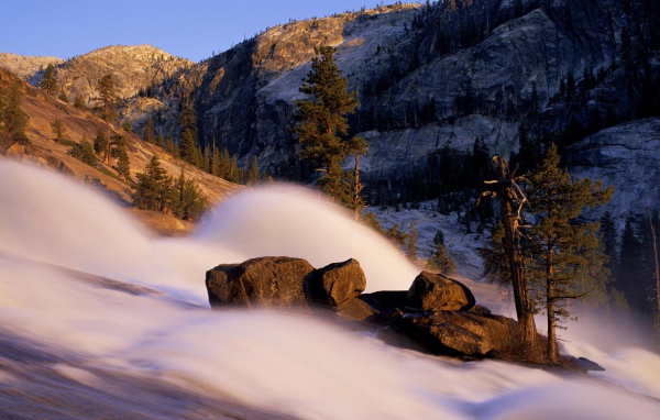 Снежная лавина в горах