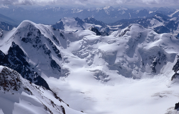 Снег сползает с гор
