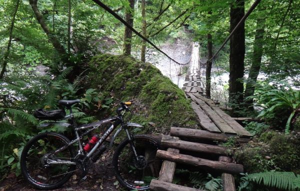 Велосипед оставлен у моста