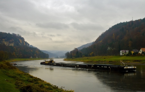 Баржа на реке