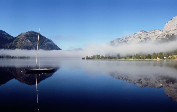 Голубое озеро с лодкой