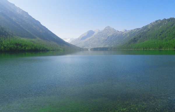 Горный пейзаж с озером и лесом
