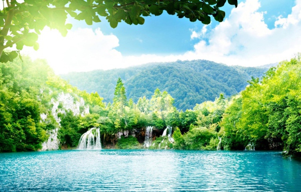 Пейзаж с водопадами