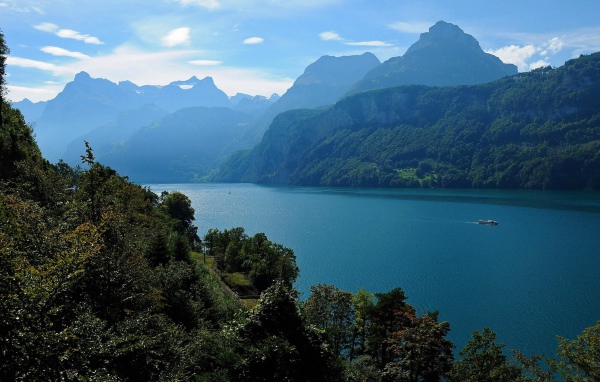 Большая река среди гор